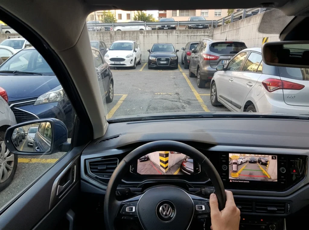 Auto tagurdab parklas